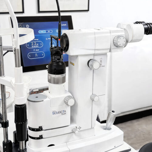 Laser oftalmico Lumenis Selecta Duet con display che indica l'energia impostata a 2,2 mJ.