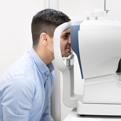 Paziente sottoposto ad esame con autorefrattometro per la misurazione della vista in studio oculistico